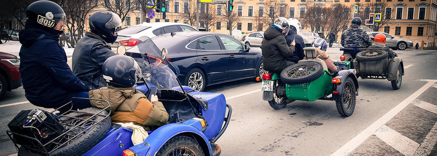 Мотопрогулки по санкт петербургу. Мотопрогулки. Картины друзья на мотоцикле с коляской.